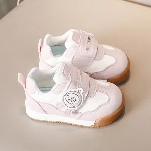 Dettaglio di scarpe da ginnastica rosa per bambini con velcro e motivi spaziali
