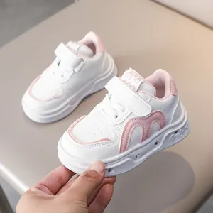 Détails de baskets pour enfants avec motifs vagues roses et fermeture velcro pratique