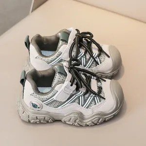 Dettaglio di scarpe sportive traspiranti per bambini con suola in gomma antiscivolo