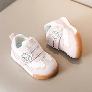 Dettaglio di scarpe da ginnastica rosa per bambini con doppia chiusura a strappo e suola