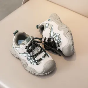 Dettaglio della trama in mesh traspirante e della suola in gomma resistente per scarpe bimbi