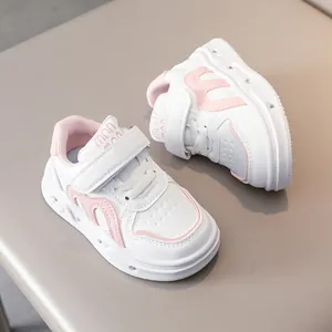 Détails des baskets lumineuses roses et blanches pour enfants avec velcro pratique