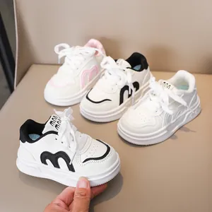 Kinder-Sneaker mit dicker Gummisohle in Weiß, Schwarz und Rosa Farbkombinationen