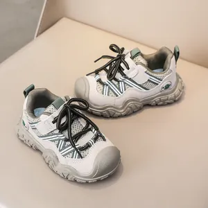 Dettaglio di scarpe sportive per bambini traspiranti con suola in gomma antiscivolo