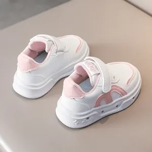 Vue détaillée de dessus de baskets basses pour enfants avec bandes Velcro et semelles fleuries