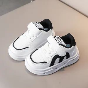 Détail des baskets pour enfants avec semelles épaisses à motifs cœurs et velcro