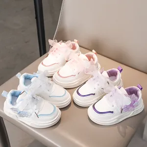 Scarpe bambina rosa blu e viola con grandi fiocchi in pizzo e ricami a farfalla
