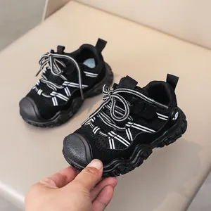 Dettaglio scarpa sportiva per bambini con rete traspirante e suola in gomma antiscivolo