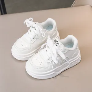 Klassische weiße Leder-Kindersneaker mit atmungsaktiven Löchern und weicher Sohle