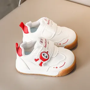 Dettaglio scarpe bimbo con velcro e suola in gomma marrone antiscivolo per i piccoli