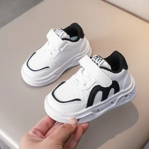 Détail de basket pour enfants avec bande velcro et motifs de cartes sur la semelle