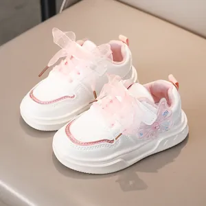 Scarpe bambina in pelle bianca con lacci in tulle rosa e decorazione farfalla glitter