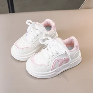 Kinder-Sneaker aus weißem Leder mit rosa Akzenten und weichen Sohlen für den Alltag
