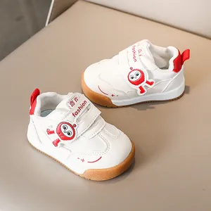 Dettaglio scarpe sportive per bambini con fodera a rete e suola in gomma marrone