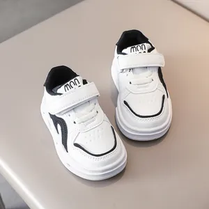 Détail macro de baskets blanches pour enfants avec coutures noires et fermeture velcro