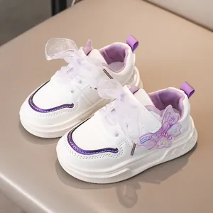 Scarpe sportive bianche da bambina con farfalle viola e lacci in organza a fiocco