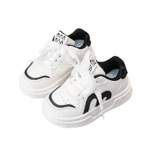 Klassische weiße Kinder-Sneaker mit schwarzen Details und strapazierfähiger weicher Gummisohle