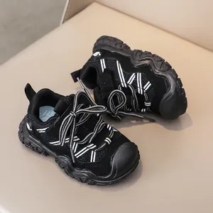Dettaglio della maglia traspirante e della suola in gomma antiscivolo per sneakers bimbi