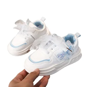 Sneakers bianche da bambina con farfalla glitterata, lacci in pizzo e suola morbida