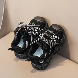 Dettaglio delle sneakers nere traspiranti per bambini con protezione punta in gomma