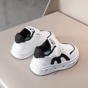 Détail de baskets blanches pour enfants avec rayures M et semelle épaisse à motif d'étoiles