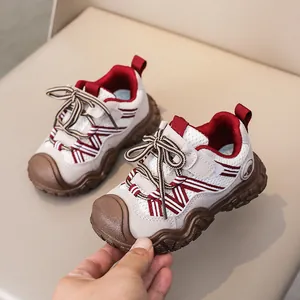 Dettaglio delle sneakers per bambini in mesh traspirante con suole in gomma antiscivolo