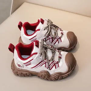 Dettaglio scarpe da ginnastica traspiranti per bambini con suole in gomma marrone