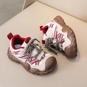 Dettaglio delle sneakers per bambini in mesh traspirante con suola in gomma marrone robusta