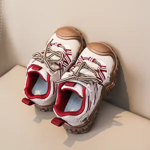 Dettaglio della maglia traspirante e suola in gomma antiscivolo per scarpe da bambino