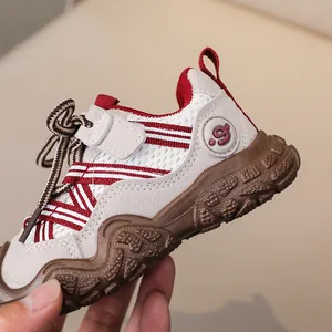 Dettaglio della maglia traspirante grigia e della suola in gomma per scarpe sportive bimbo
