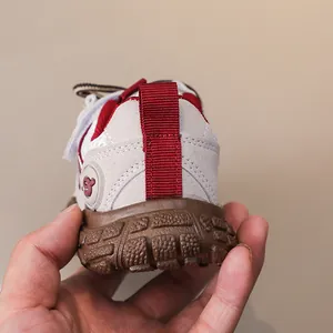 Dettaglio scarpa sportiva per bambini con rete traspirante e suola in gomma spessa
