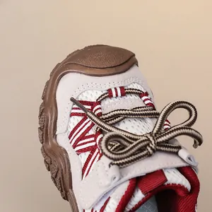 Dettaglio di scarpa sportiva per bambini con rete traspirante e punta protettiva rinforzata