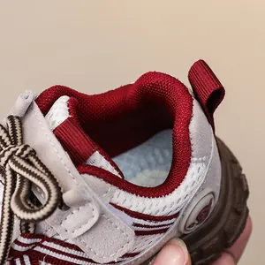 Dettaglio di scarpa sportiva per bambini con mesh traspirante e fodera interna rossa
