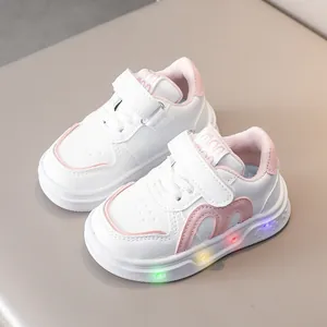 Baskets lumineuses LED pour enfants en blanc et rose avec fermeture à scratch facile