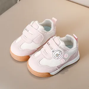 Scarpe sportive rosa per bambini con doppio velcro e ciondolo a forma di astronauta
