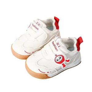 Scarpe primi passi bianche e rosse con suole in gomma antiscivolo e patch cartoon