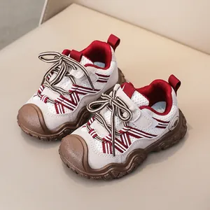 Sneakers traspiranti per bambini con suole in gomma antiscivolo spesse in rosso e bianco