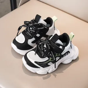 Baskets chunky pour enfants noir et blanc avec détails vert clair et lacets logo