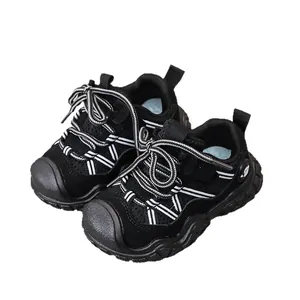Scarpe sportive nere per bambini traspiranti con punta rinforzata e suola in gomma