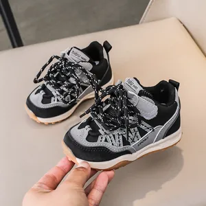 Baskets chunky pour enfants en cuir patchwork noir et gris avec velcro et gomme