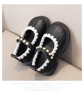 Detail der Mary Jane Schuhe für Mädchen mit Webstruktur und Perlenverzierung am Riemen