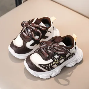 Baskets chunky pour enfants marron et beige avec motifs d'étoiles et semelles souples