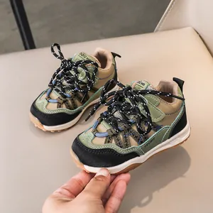 Baskets vintage pour enfants en kaki et vert avec scratchs pour garçons et filles