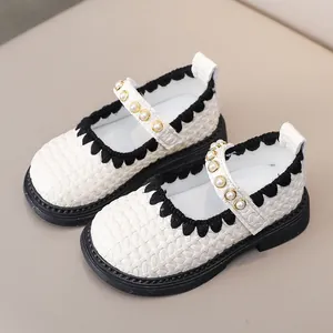 Detail von Mädchen Mary Janes mit weißer Webstruktur und Perlenriemen-Akzenten