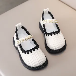 Nahaufnahme von Mädchen Mary Jane Schuhen mit Webstruktur und elegantem Perlenriemen