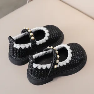 Detailaufnahme schwarze Mädchen-Mary-Janes mit Webstruktur und Perlenverzierung