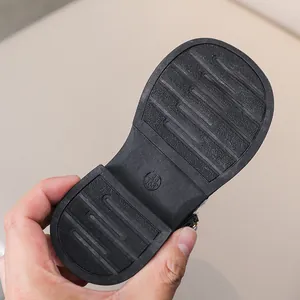 Nahaufnahme der schwarzen rutschfesten Gummisohle mit Größe 23 und 165 für Mädchenschuhe