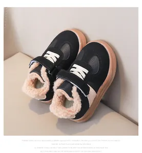 Dettaglio di sneaker invernali per bambini con calda fodera in shearling e chiusura a strappo