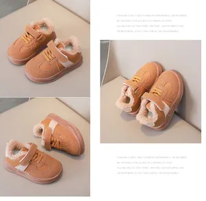 Dettaglio di sneakers invernali per bambini con fodera in pile e chiusura a strappo