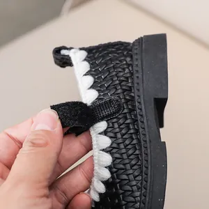 Detailansicht der Klettverschluss-Funktion bei gewebten Kinderschuhen für Mädchen
